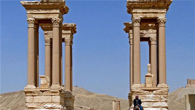 Chiến binh thánh chiến tàn phá khu di tích lịch sử Palmyra