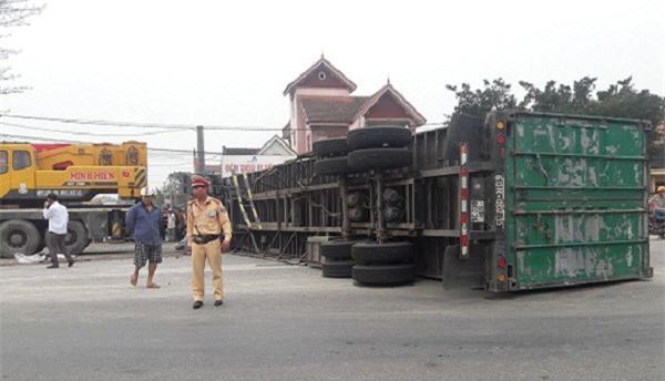 Container lật giữa đường, đè chết người đàn ông đi xe máy