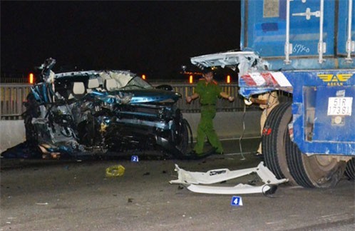 Hiện trường kinh hoàng vụ Range Rover bay nóc, đôi nam nữ thương vong