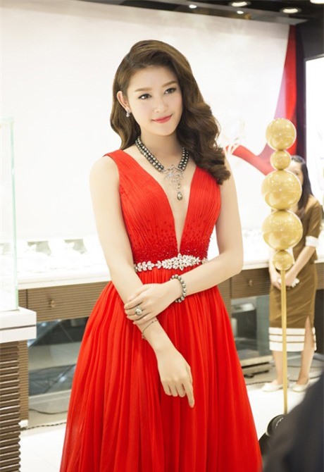 Khoe nhẫn kim cương tiền tỷ, Á hậu Huyền My than 'sạt nghiệp'