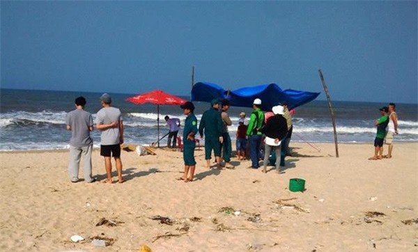 Nam sinh viên tắm biển bị nước xoáy cuốn trôi