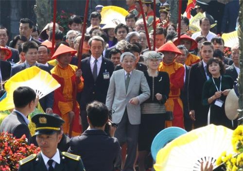 Nhà vua Akihito và Hoàng hậu chính thức kết thúc chuyến thăm Việt Nam