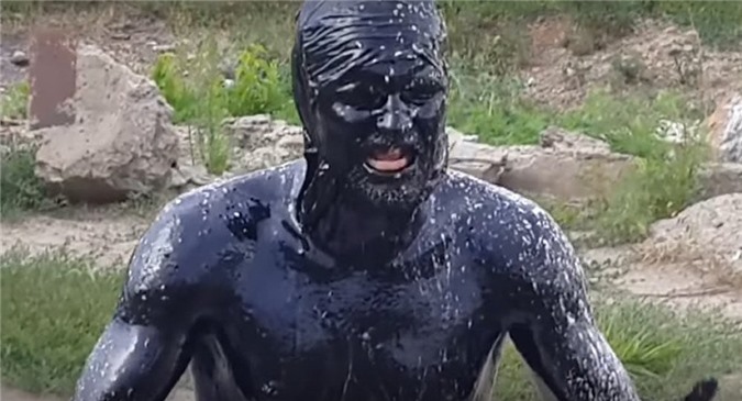 Nhảy xuống bể dầu mazut, nam thanh niên nhận cái kết đắng