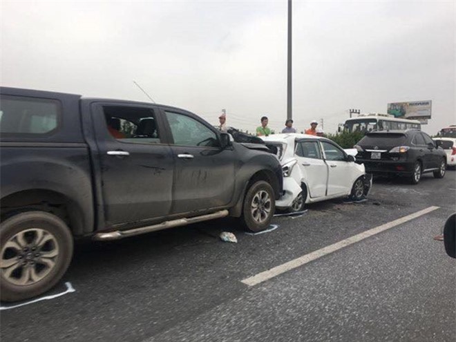 Xế hộp tông nhau liên hoàn, cao tốc Pháp Vân-Cầu Giẽ ùn tắc hàng km