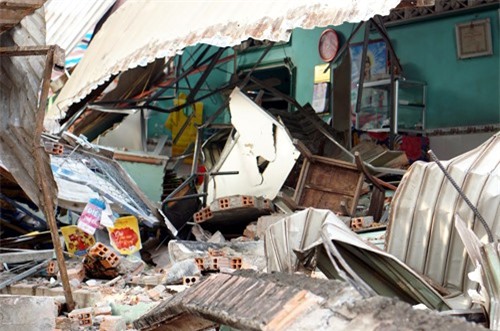 Bé 3 tuổi thoát chết thần kỳ khi ô tô tông sập nhà