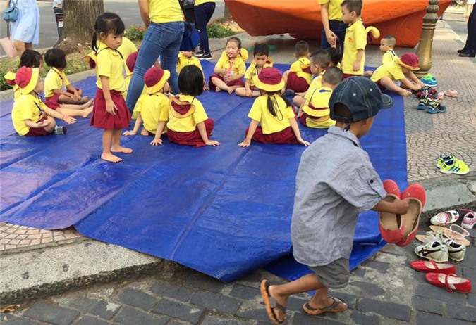 Cậu bé lượm ve chai xếp giày cho bạn được đi học miễn phí