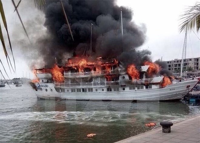 Cháy tàu du lịch: Quảng Ninh mời Bộ Công an vào cuộc điều tra