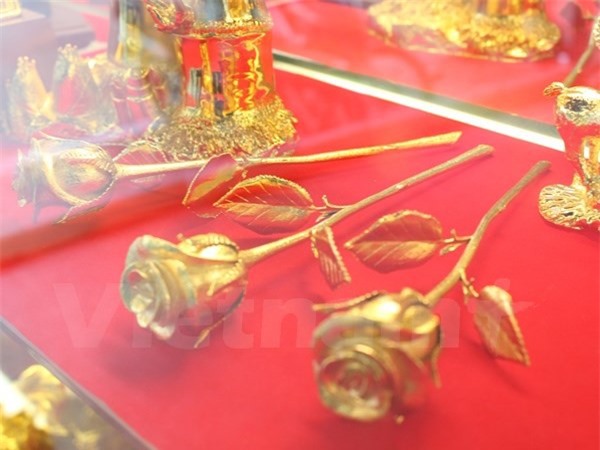 Quà tặng ngày 8/3: Hoa hồng bằng vàng giá 200 triệu 