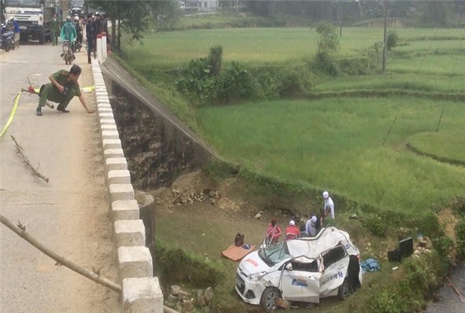 Quảng Ngãi: Taxi rơi khỏi cầu giữa đêm, 6 người thương vong