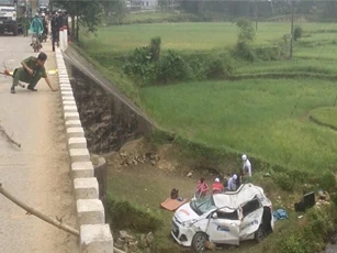 Quảng Ngãi: Taxi rơi khỏi cầu giữa đêm, 6 người thương vong