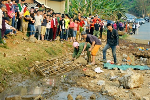 Sơn La: Xe tải chở đá mất phanh cuốn xe máy, 3 người tử vong