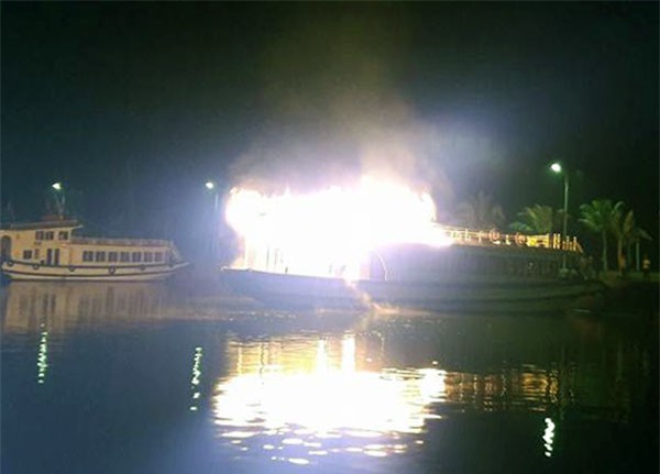 Thêm 1 tàu du lịch ở Hạ Long bốc cháy dữ dội trong đêm