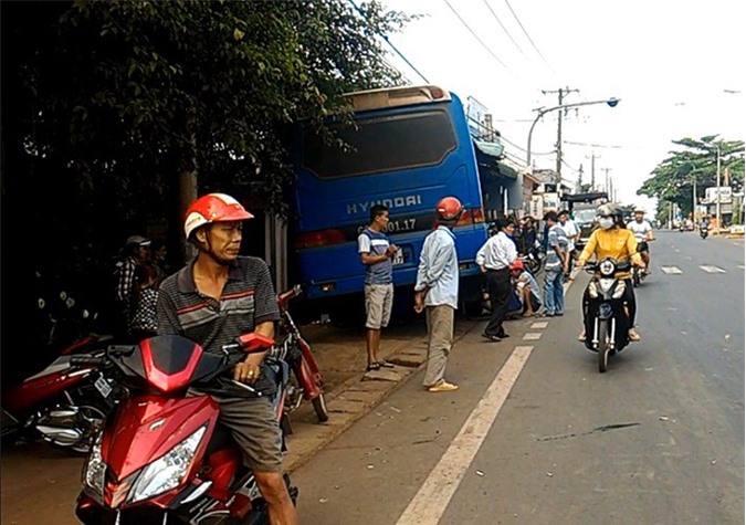 Đồng Nai: Ô tô tông thẳng vào quán cà phê, 2 người bị thương