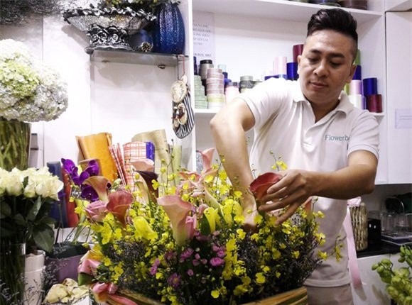 Hoa tươi, quà tặng bắt đầu đón "sóng" mùng 8/3