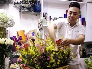 Hoa tươi, quà tặng bắt đầu đón "sóng" mùng 8/3