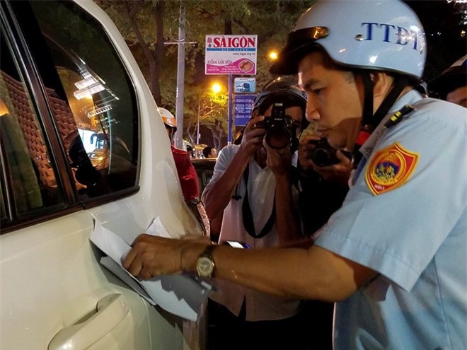 Ông Đoàn Ngọc Hải cho cẩu 2 ôtô ngoại giao đậu trên vỉa hè