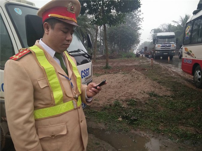 Thanh Hóa: Chở quá tải, tài xế chặn xe ngang đường thách thức CSGT