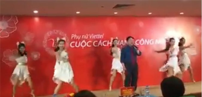 Thiếu tướng Viettel lại gây 'sốt' khi hát bản hít 'Nơi này có anh'