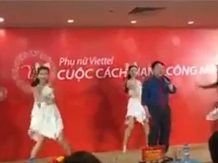 Thiếu tướng Viettel lại gây 'sốt' khi hát bản hít 'Nơi này có anh'
