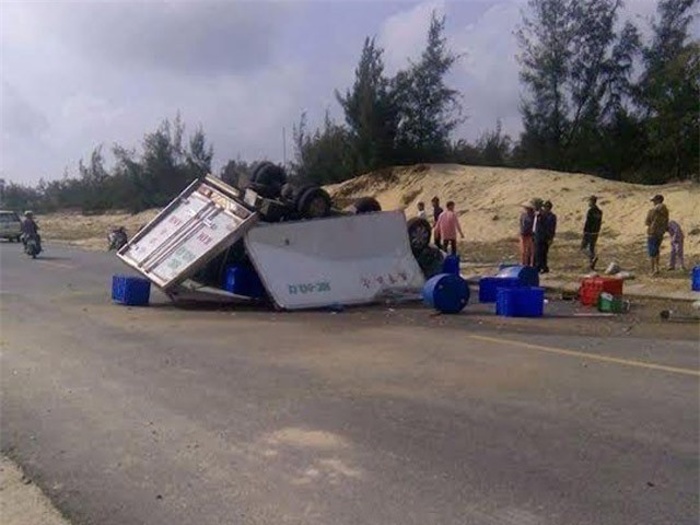 Xe đông lạnh lật ngửa, tài xế chết thảm trong cabin