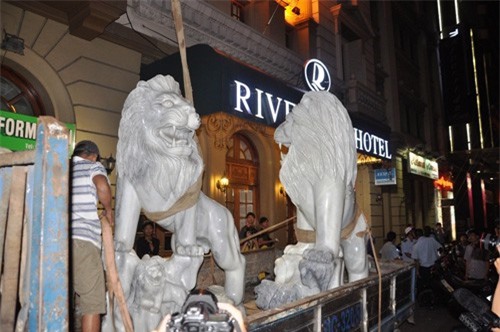 2 sư tử đá chiếm vỉa hè bị ông Đoàn Ngọc Hải cẩu về trụ sở