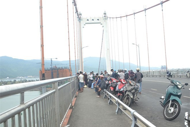 Gọi điện báo trước cho anh trai, nam sinh viên nhảy cầu tự tử