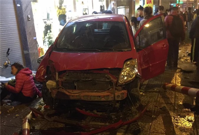 Hà Nội: "Xe điên" gây tai nạn liên hoàn trên đường Nguyễn Văn Cừ