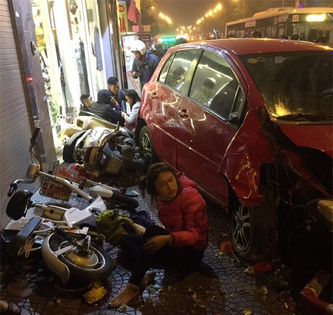 Hiện trường kinh hoàng vụ ôtô 'điên' gây tai nạn liên hoàn