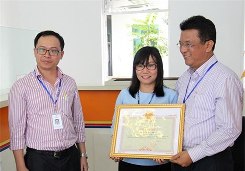 Nữ nhân viên điện lực nhặt được 1 tỷ đồng trả lại người mất