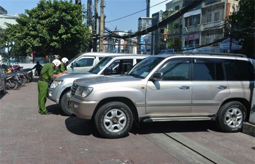 Xe biển đỏ trên vỉa hè cũng bị Quận 3 thẳng tay xử phạt