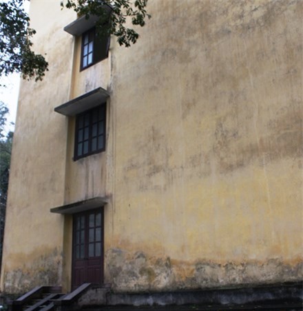 Bé gái 3 tuổi rơi từ tầng 3 xuống đất, nguy kịch tính mạng