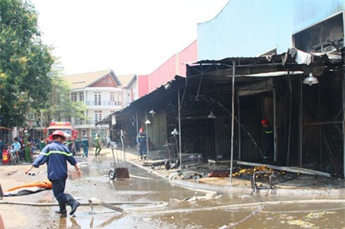 Đồng Nai: 7 ki ốt bị thiêu rụi giữa trưa ở chợ đầu mối