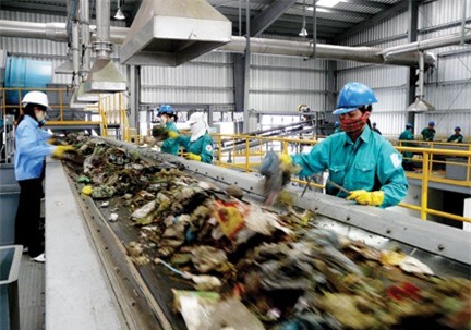 Hơn 3 giờ vật lộn trong 8 tấn rác để tìm nhẫn kim cương