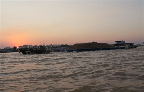 Sà lan gặp lốc xoáy, 2 người thiệt mạng trong đêm