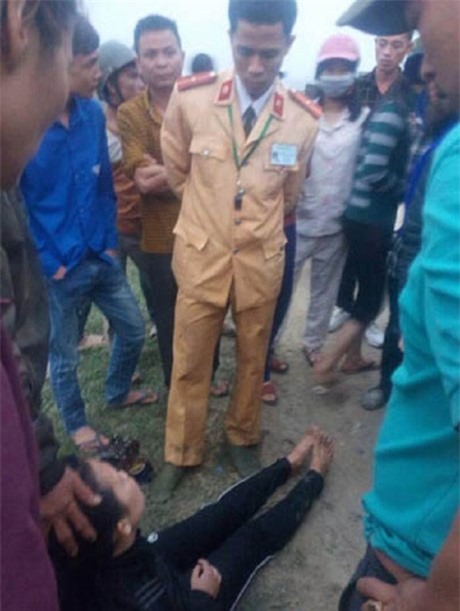 Thiếu úy CSGT nhảy xuống sông cứu một phụ nữ tự tử