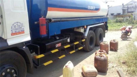 Tóm gọn đường dây rút trộm xăng dầu từ xe bồn gần cảng Cát Lái