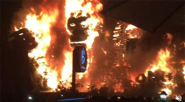 Trước giờ ra mắt, sân khấu 'Kong Skull Island' bị lửa thiêu rụi