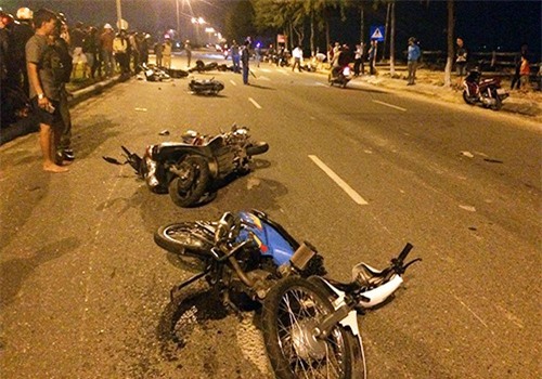 8 xe máy tông nhau, 5 người đi cấp cứu trong đêm