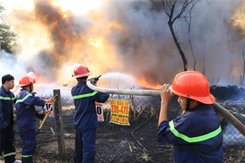 Bãi vỏ xe ôtô bốc cháy dữ dội, cả khu phố náo loạn