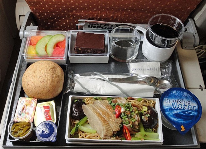 Bán suất ăn trên máy bay thu gần 1,5 tỷ mỗi ngày