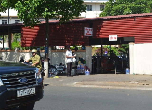 Bị nhắc nhở vì lấn chiếm vỉa hè, một phụ nữ đánh người bất tỉnh