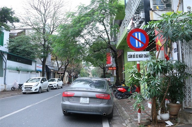Bỡ ngỡ vì đỗ xe ngày chẵn, lẻ trên đường Nguyễn Gia Thiều
