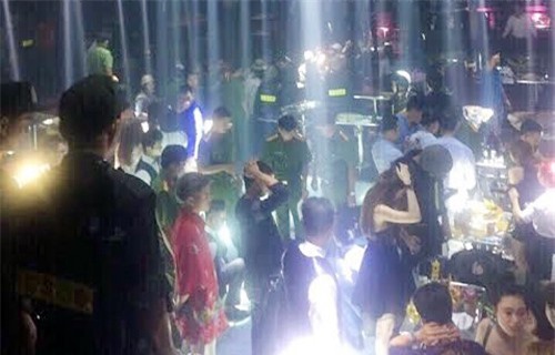 Cảnh sát vây quán bar ở Sài Gòn, gần 300 "dân chơi" hốt hoảng