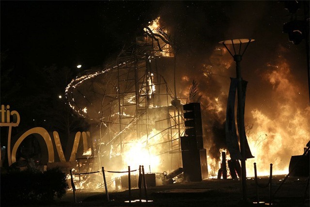 Hiện trường kinh hoàng vụ cháy khi ra mắt "Kong: Skull Island" 