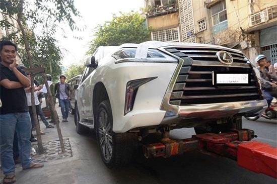 Ông Đoàn Ngọc Hải cho cẩu ôtô Lexus, phá tường khách sạn chiếm vỉa hè