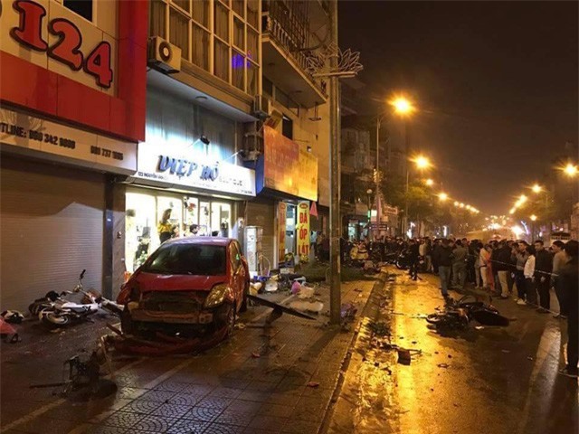 Tạm giữ hình sự lái xe tông 6 người bị thương ở Hà Nội