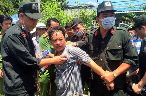 Trưởng phòng Tư pháp bị cấp dưới đâm gục tiên lượng nặng