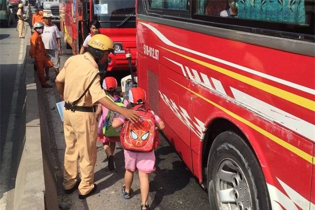 Xe khách chở 40 trẻ mầm non gặp tai nạn trên xa lộ Hà Nội