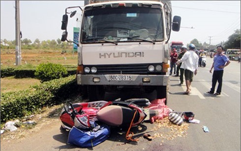 Đồng Nai: Ô tô tải kéo lê gần 10m, một phụ nữ tử vong 