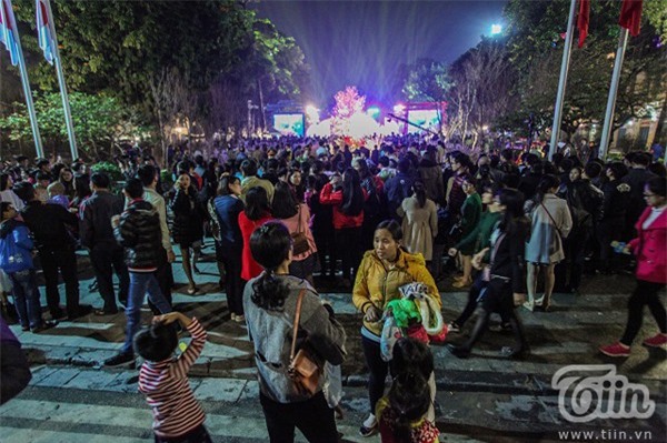 Hàng nghìn người dân chen nhau ngắm hoa anh đào từ xa